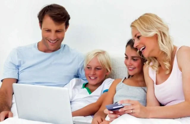 Семья с детьми изучает финансовые вопросы за ноутбуком