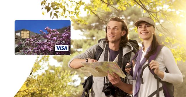 Туристы путешествуют с банковской картой