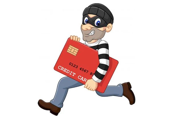 Мошенник убегает с украденной в банкомате банковской картой