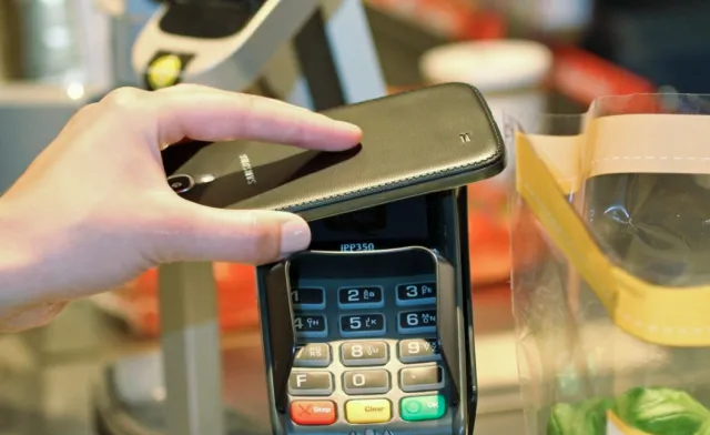 Использование Google Pay при оплате смартфоном в магазине