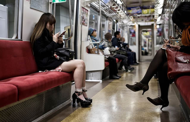 Девушки в метро со смартфонами в руках